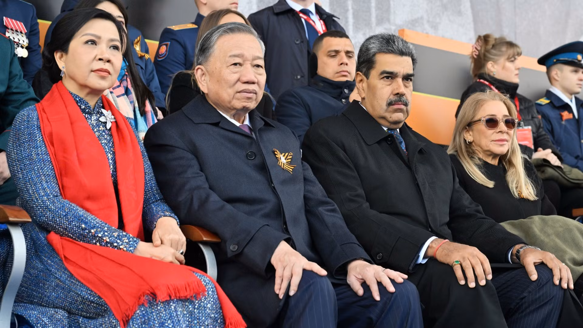 越共中央总书记苏林和夫人出席了红场阅兵式。