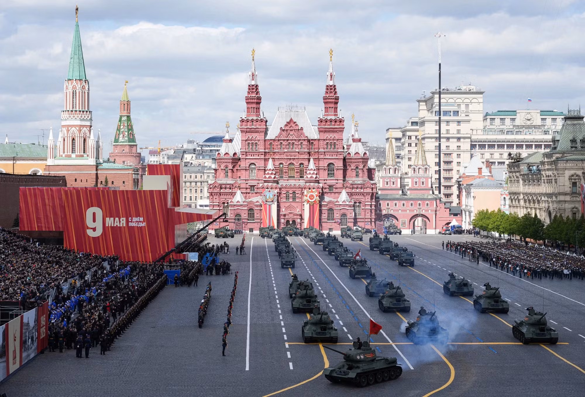 俄罗斯多项尖端军事装备亮相。