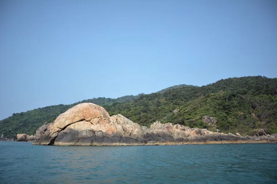 大片的岩石滩像一只巨大的手臂伸入大海，增添了一种原始、粗犷的美感，让游客无法将目光从大自然的雄伟壮丽中移开。