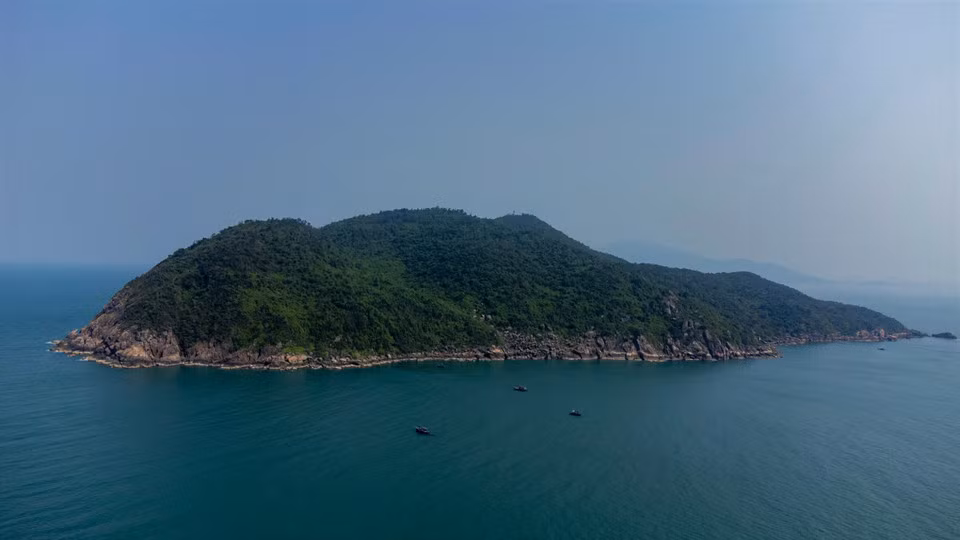 从上方俯瞰山茶岛（岘港市）的全景。（图片来源：越通社）