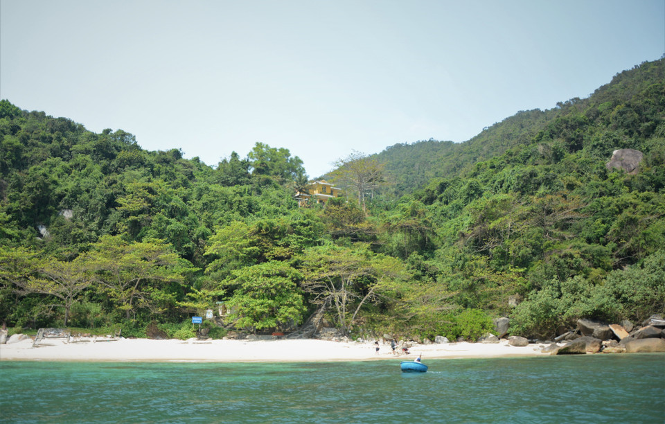 山茶岛拥有细白的沙滩，清澈湛蓝的海水，色彩斑斓的珊瑚礁掩映其间，美得令人着迷。