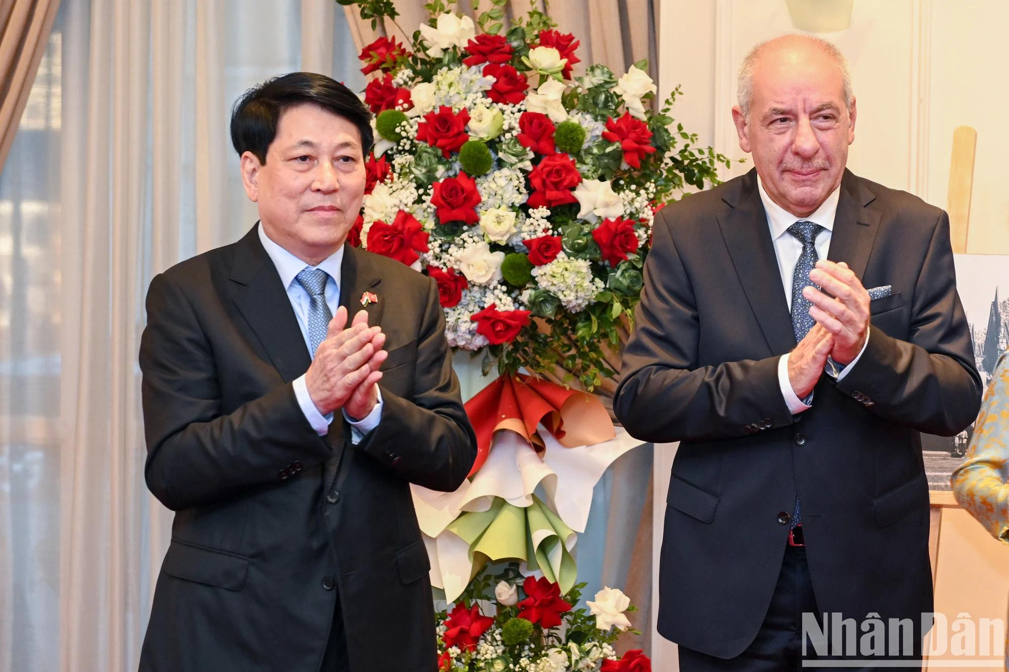 越南国家主席梁强与匈牙利总统道马什出席匈牙利摄影师图片展开幕式。 越南国家主席梁强与匈牙利总统道马什出席匈牙利摄影师图片展开幕式。