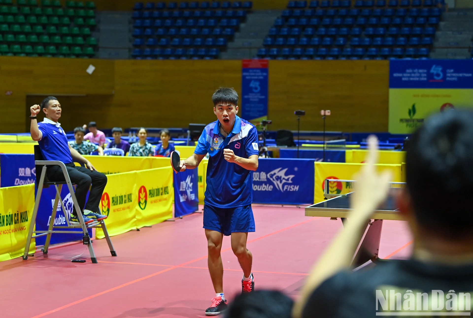 谢鸿庆以2-0获胜，帮助人民公安T&T1队三连胜，获得男子团体冠军。