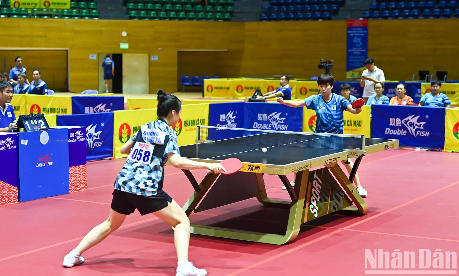 阮科妙庆与阮氏梅芳在女子团体决赛第二场展开角逐。