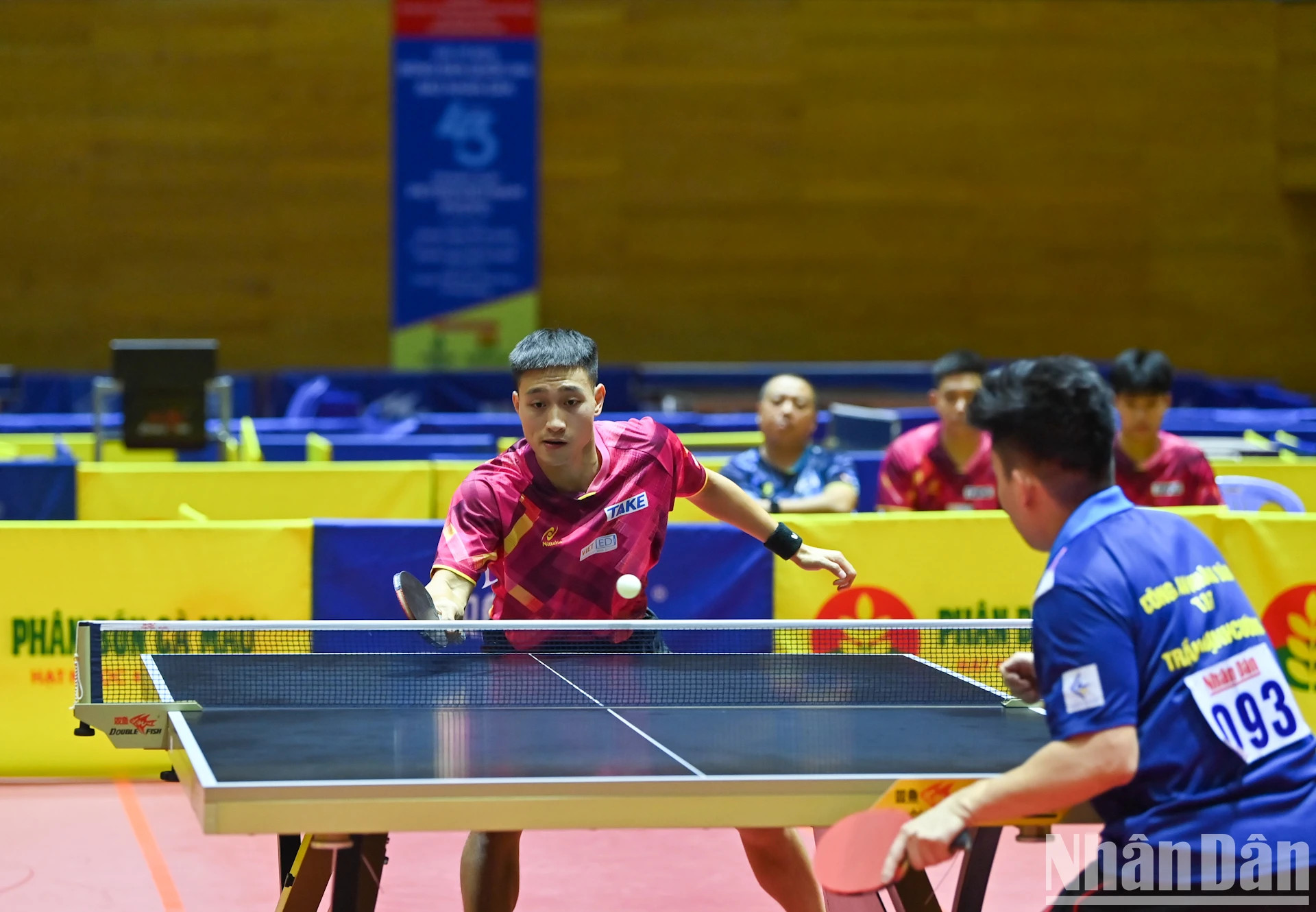 男子团体决赛第二场，越南一号选手阮英秀（红服）对阵人民公安T&T1队黎廷德。