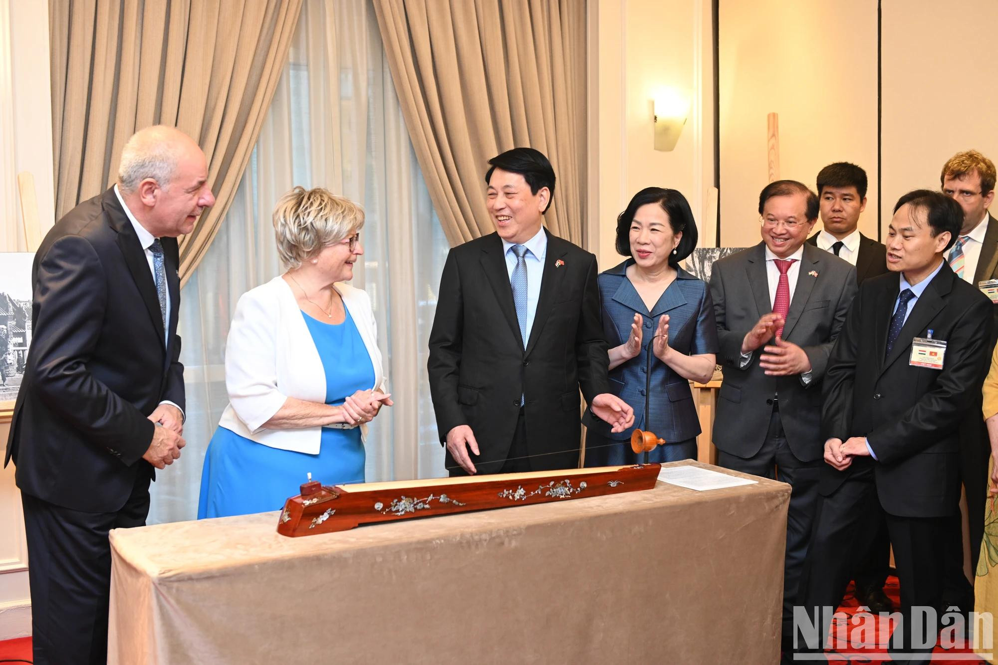 国家主席梁强赠送匈牙利总统道马什一把越南独玄琴。 国家主席梁强赠送匈牙利总统道马什一把越南独玄琴。