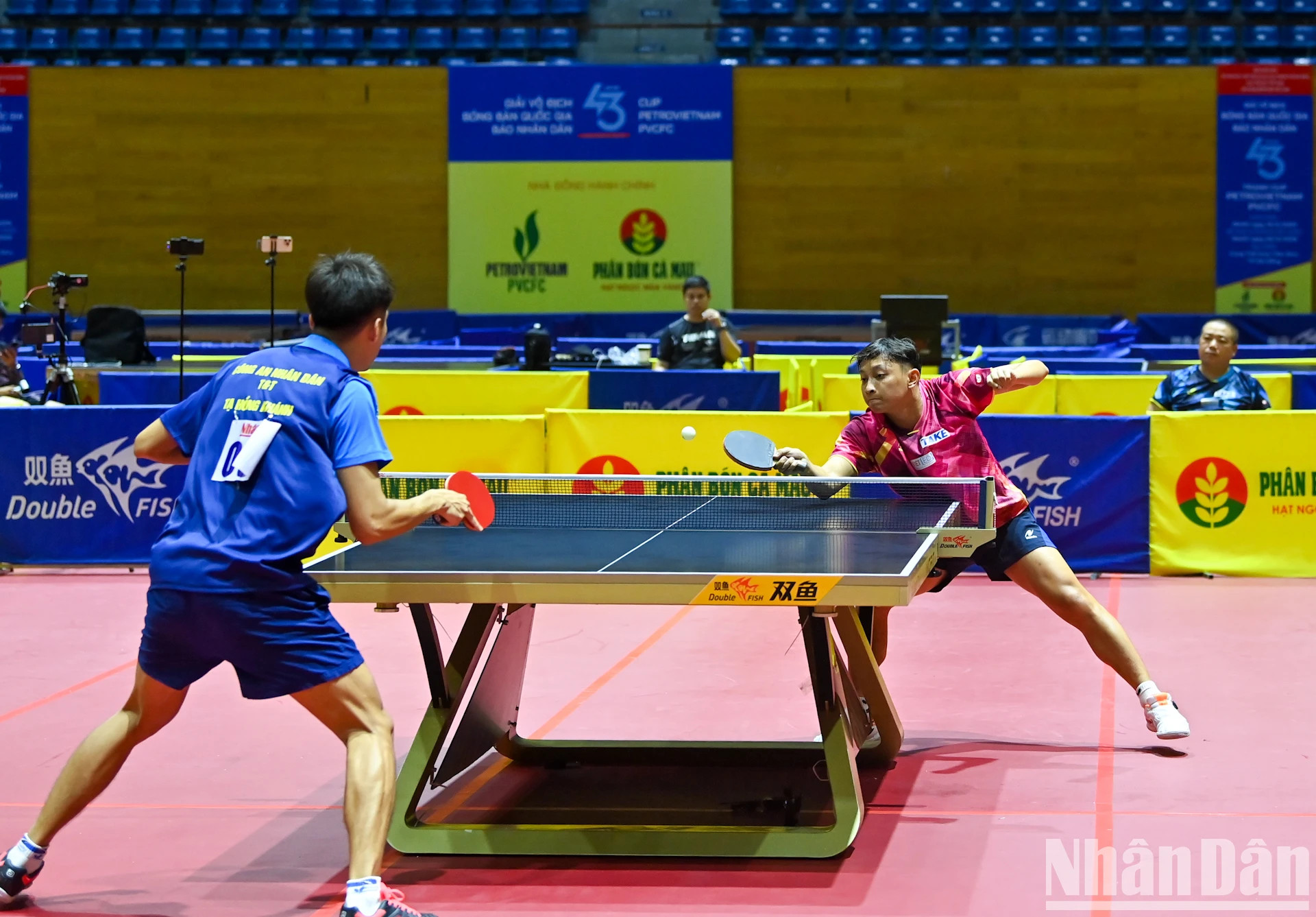 连胜2场比赛，人民公安T&T1队的谢鸿庆（蓝服）轻松进入第3 场比赛，对阵河内1队杜俊杰。