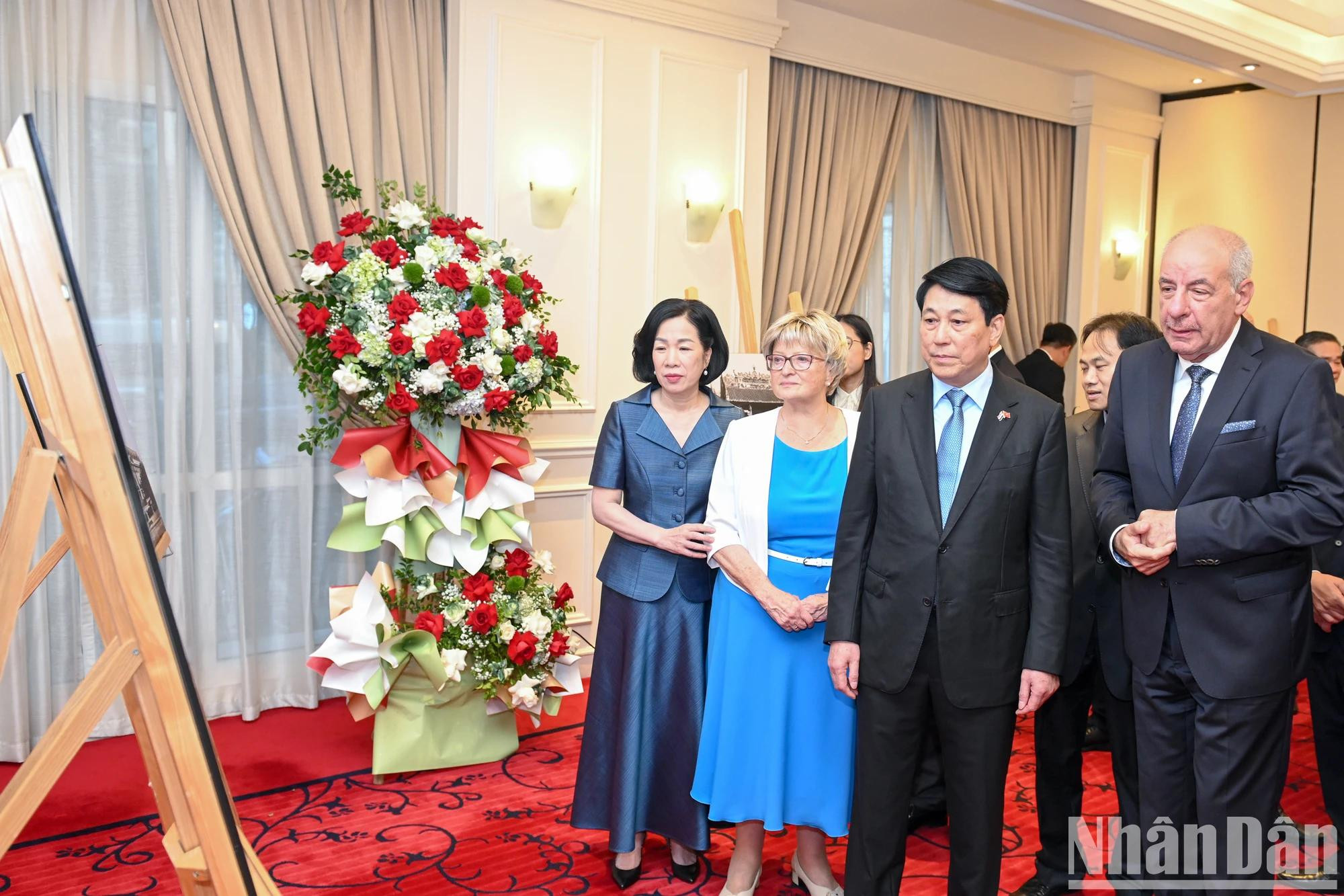 两位领导听取有关作品的介绍。 两位领导听取有关作品的介绍。