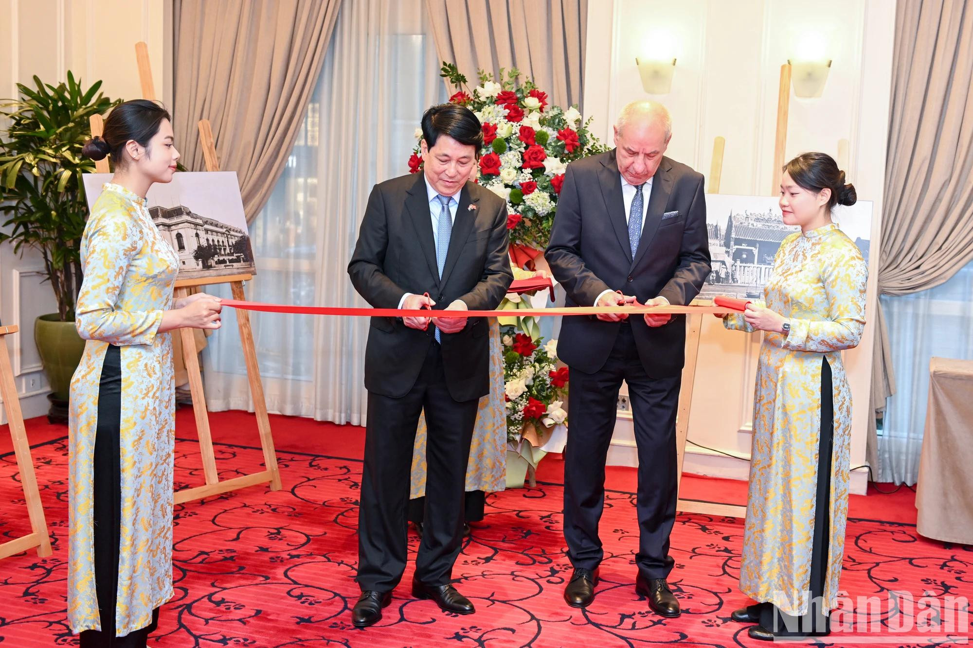 两位领导剪彩开幕。 两位领导剪彩开幕。