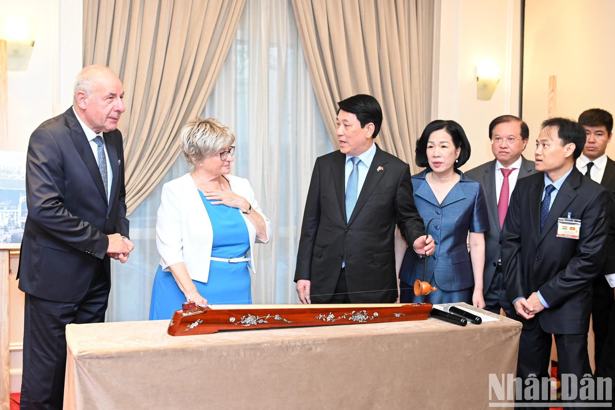 国家主席梁强赠送匈牙利总统道马什一把越南独玄琴。 国家主席梁强赠送匈牙利总统道马什一把越南独玄琴。