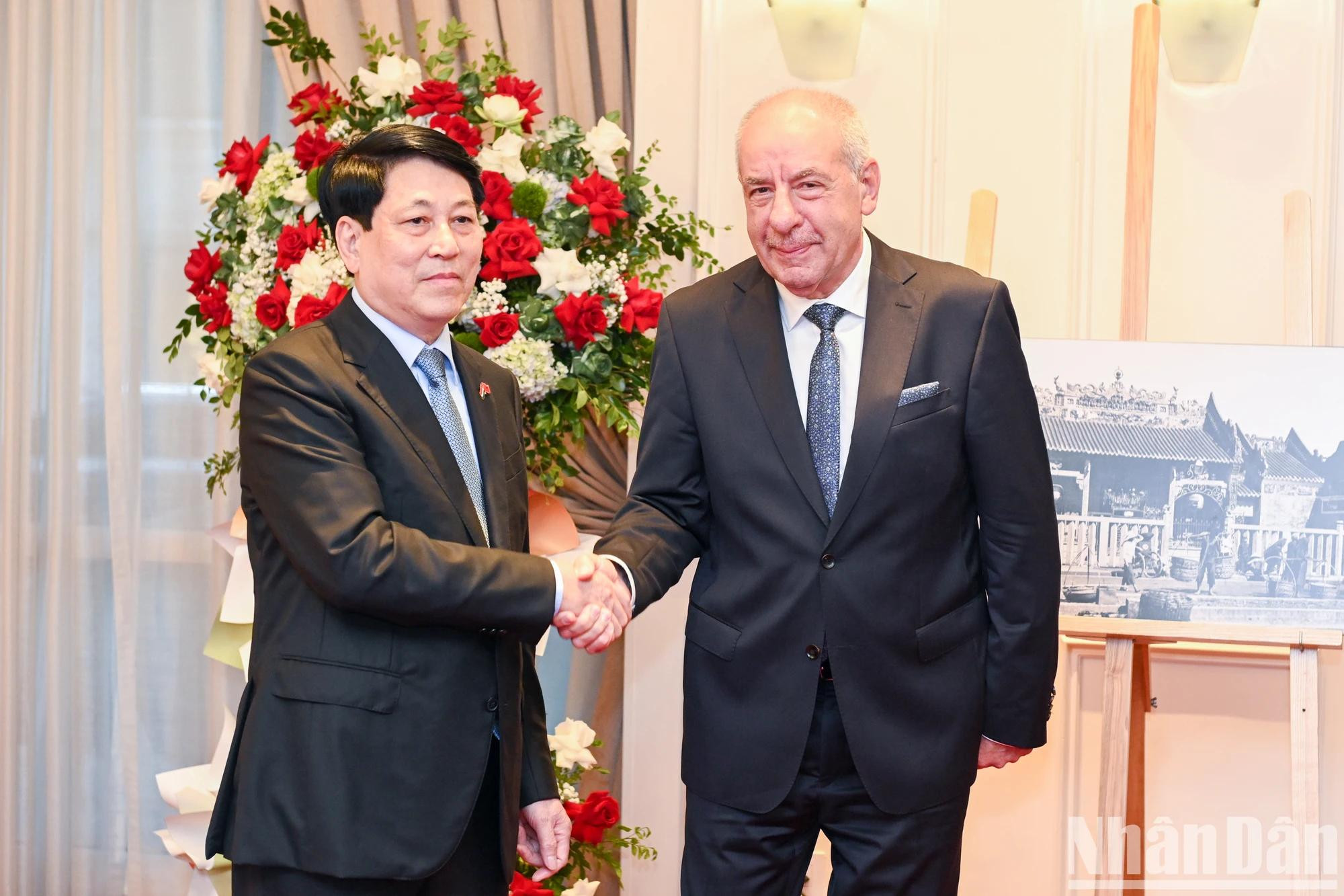 越南国家主席梁强与匈牙利总统道马什出席匈牙利摄影师图片展开幕式。 越南国家主席梁强与匈牙利总统道马什出席匈牙利摄影师图片展开幕式。