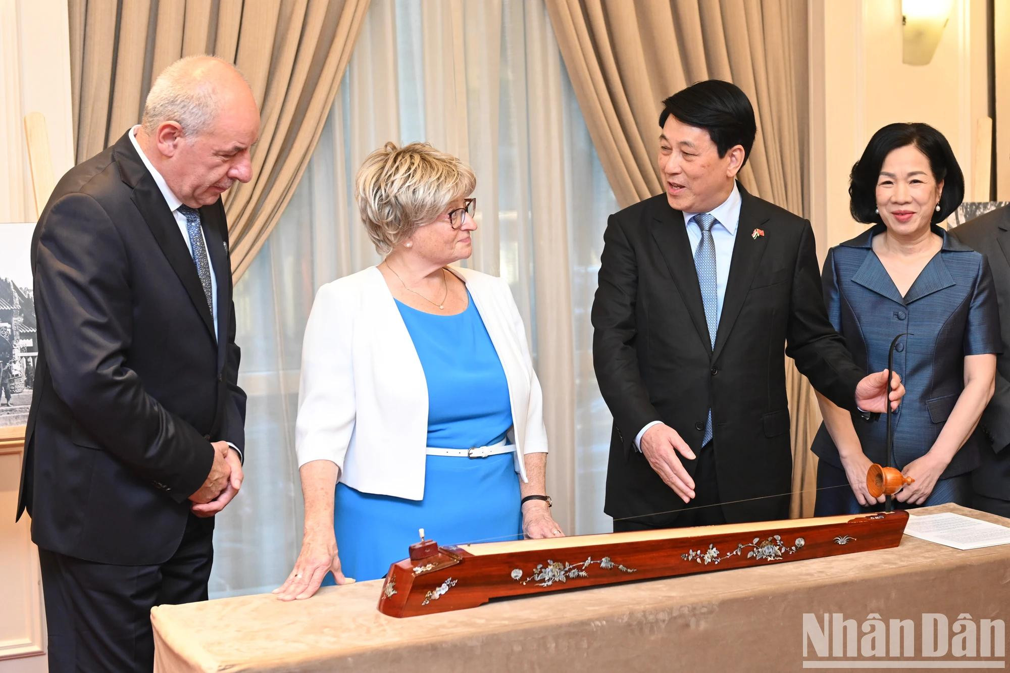 国家主席梁强赠送匈牙利总统道马什一把越南独玄琴。 国家主席梁强赠送匈牙利总统道马什一把越南独玄琴。