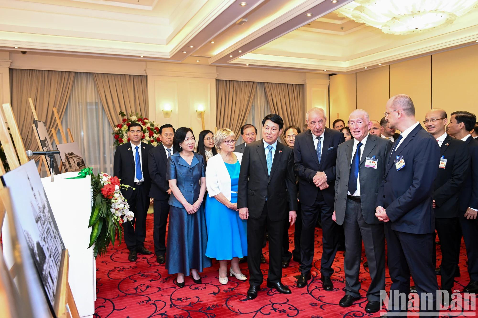 两位领导听取有关作品的介绍。 两位领导听取有关作品的介绍。