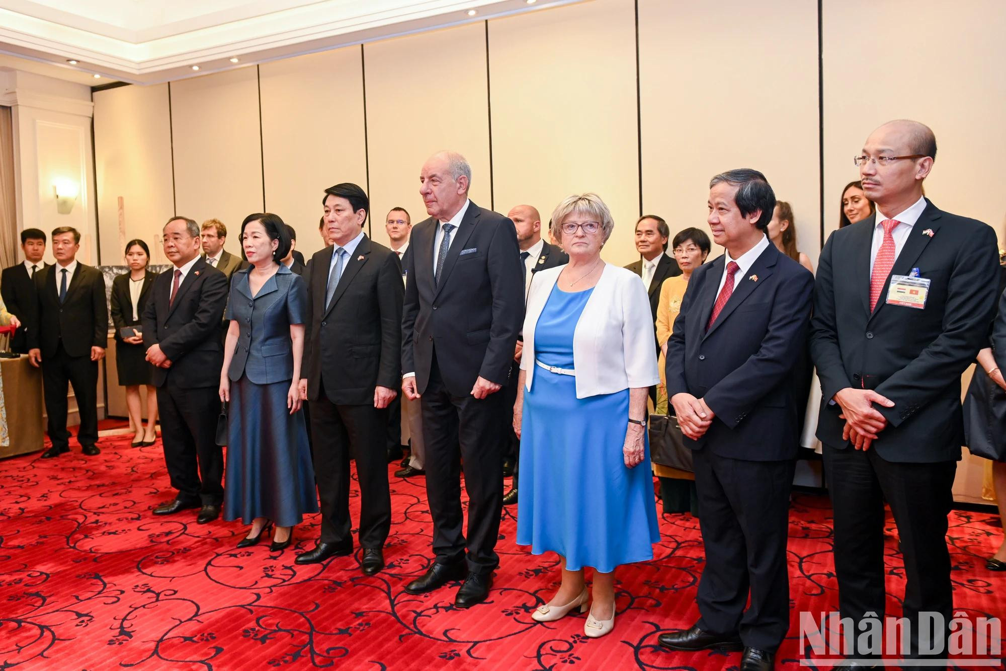 该图片展是一项具有特殊意义的文化活动,不仅是匈牙利总统此访越的重要组成部分,也是庆祝越匈建交75年来传统友谊和可持续合作的重要纪念活动之一。 该图片展是一项具有特殊意义的文化活动,不仅是匈牙利总统此访越的重要组成部分,也是庆祝越匈建交75年来传统友谊和可持续合作的重要纪念活动之一。