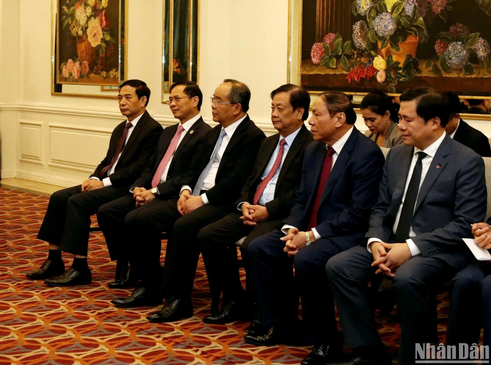 在场越方代表。