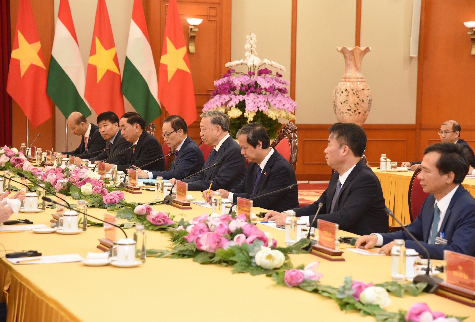苏林总书记和越方代表团成员出席会见。 苏林总书记和越方代表团成员出席会见。