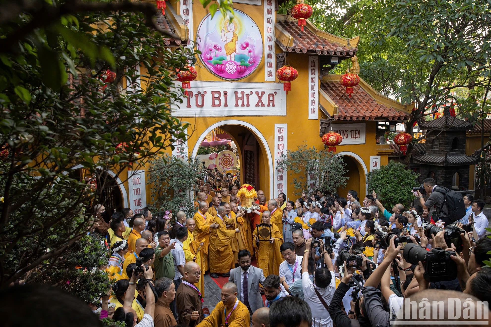 馆使寺内彩旗飘扬,五色佛旗与佛教标志装点其间,整个寺院空间洋溢着庄严绚丽的色彩氛围。大约在17时,舍利恭迎队伍抵达馆使寺。 馆使寺内彩旗飘扬,五色佛旗与佛教标志装点其间,整个寺院空间洋溢着庄严绚丽的色彩氛围。大约在17时,舍利恭迎队伍抵达馆使寺。