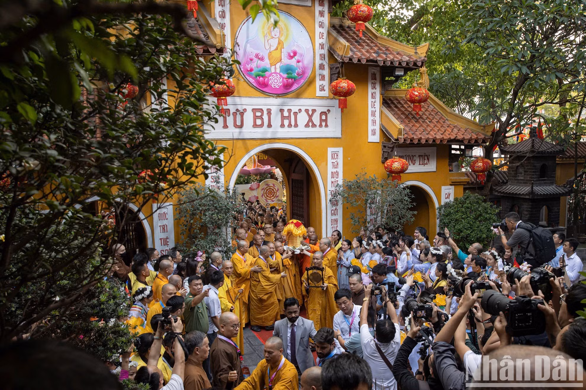 馆使寺内彩旗飘扬，五色佛旗与佛教标志装点其间，整个寺院空间洋溢着庄严绚丽的色彩氛围。大约在17时，舍利恭迎队伍抵达馆使寺。