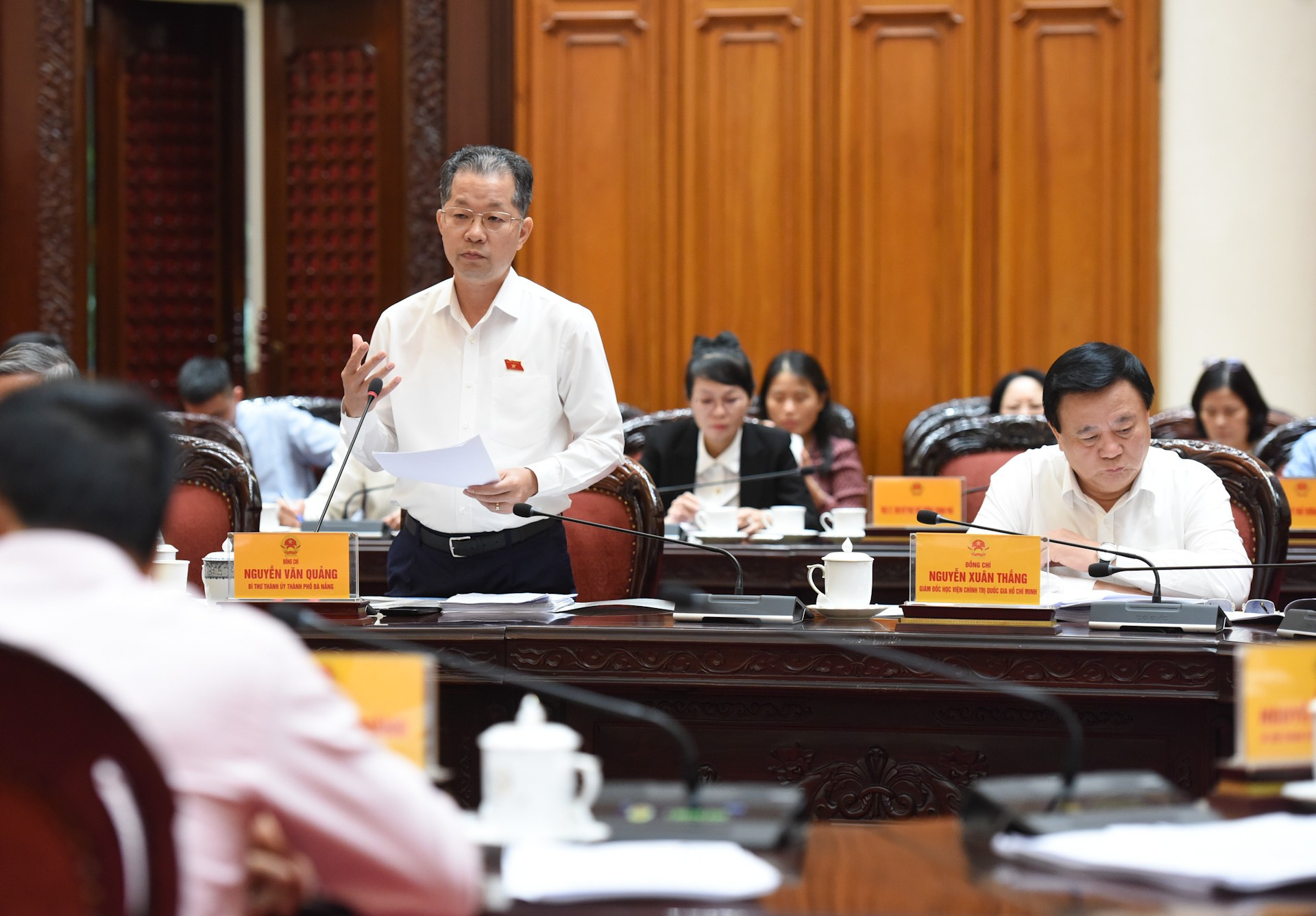 岘港市委书记阮文广在会上发表讲话。