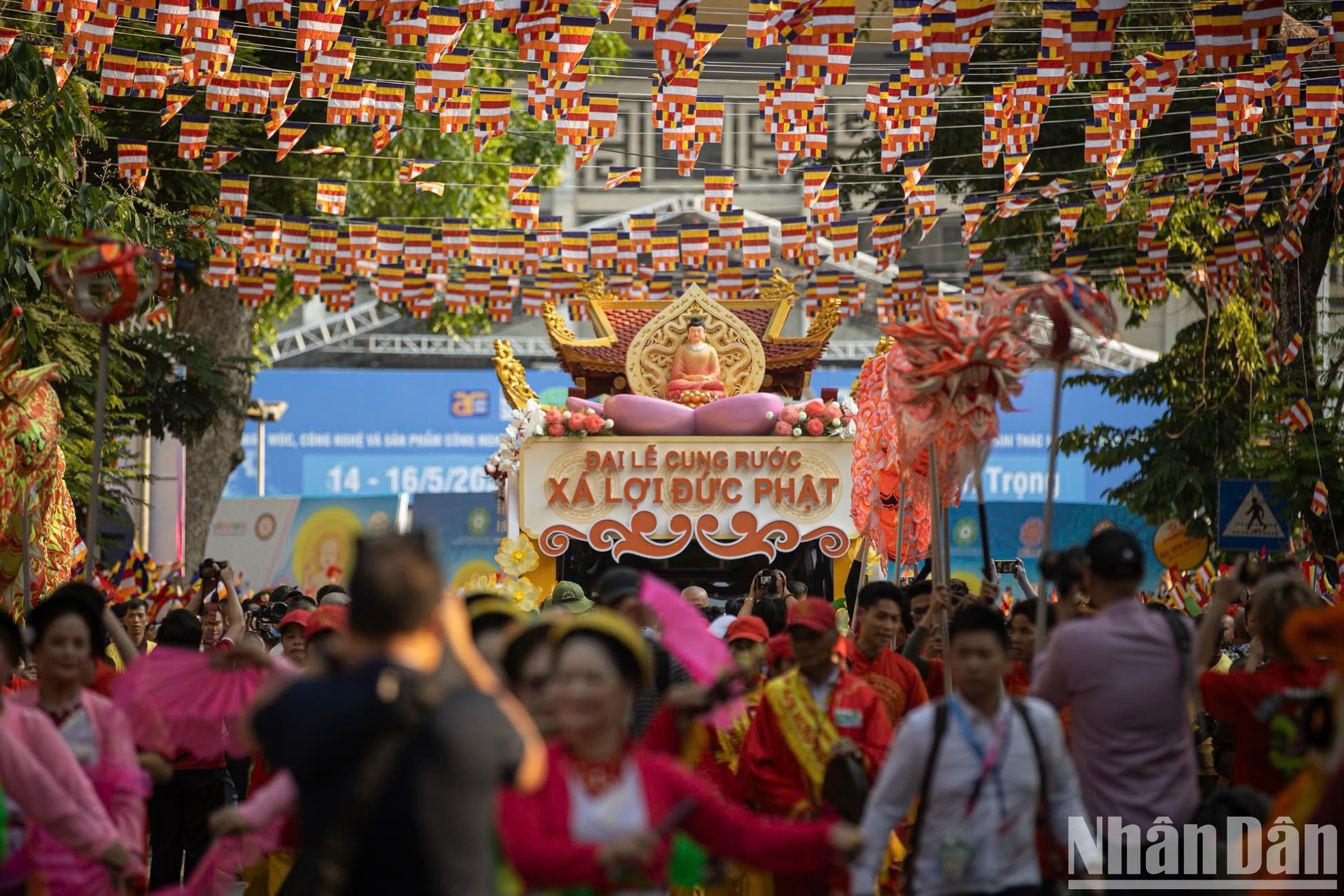 成千上万的民众手持国旗和佛教旗帜,满怀激动之情,热切等待恭迎释迦牟尼佛舍利的庄严时刻。 成千上万的民众手持国旗和佛教旗帜,满怀激动之情,热切等待恭迎释迦牟尼佛舍利的庄严时刻。