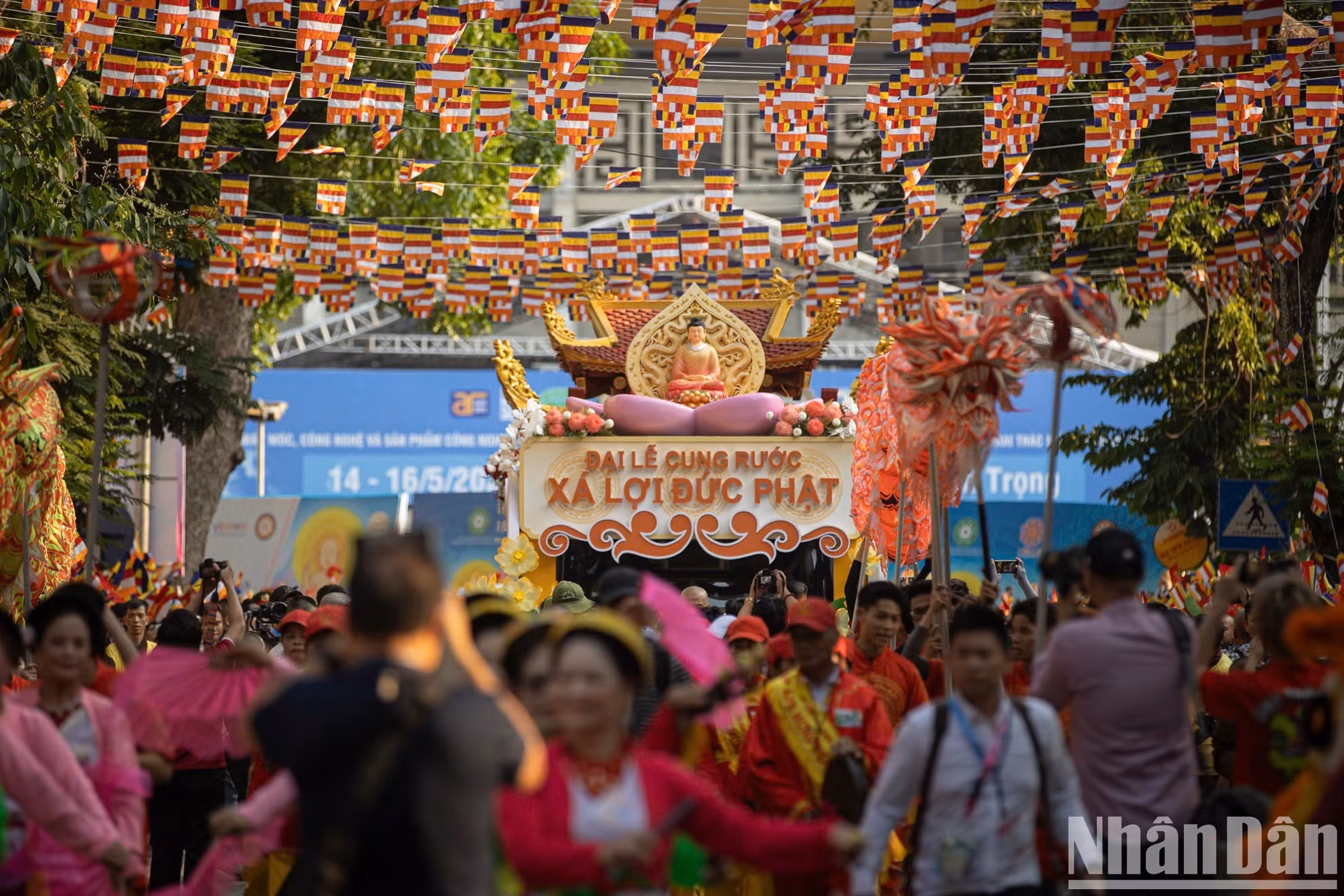 成千上万的民众手持国旗和佛教旗帜，满怀激动之情，热切等待恭迎释迦牟尼佛舍利的庄严时刻。