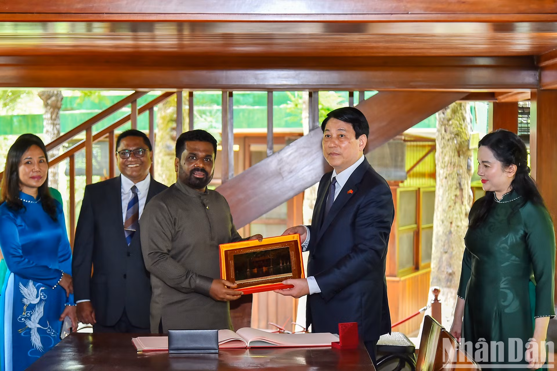 梁强主席在胡伯伯高脚屋向迪萨纳亚克总统赠送纪念品。