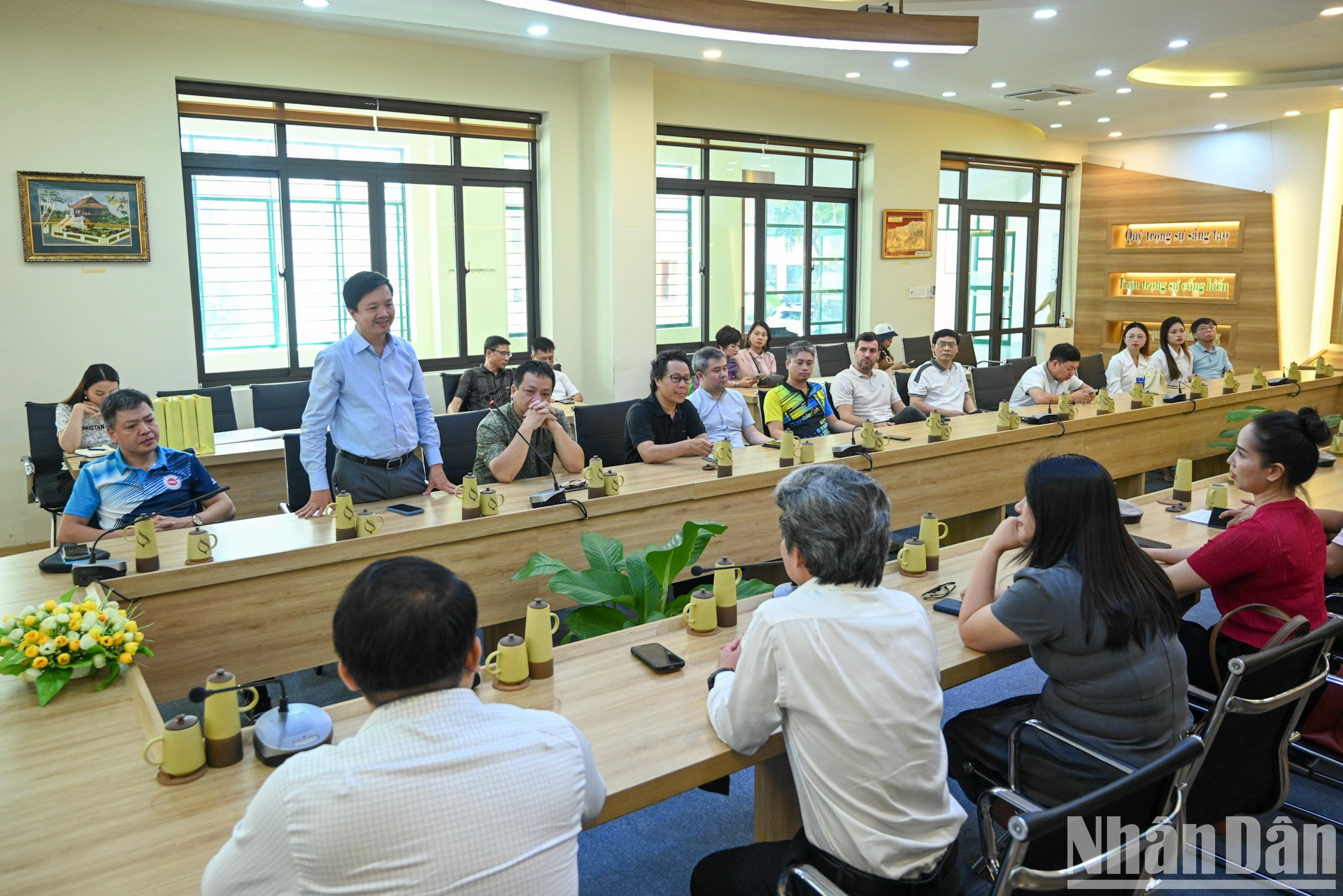 乒乓球桌和图书捐赠仪式也在岘港大学下属师范学院举行。