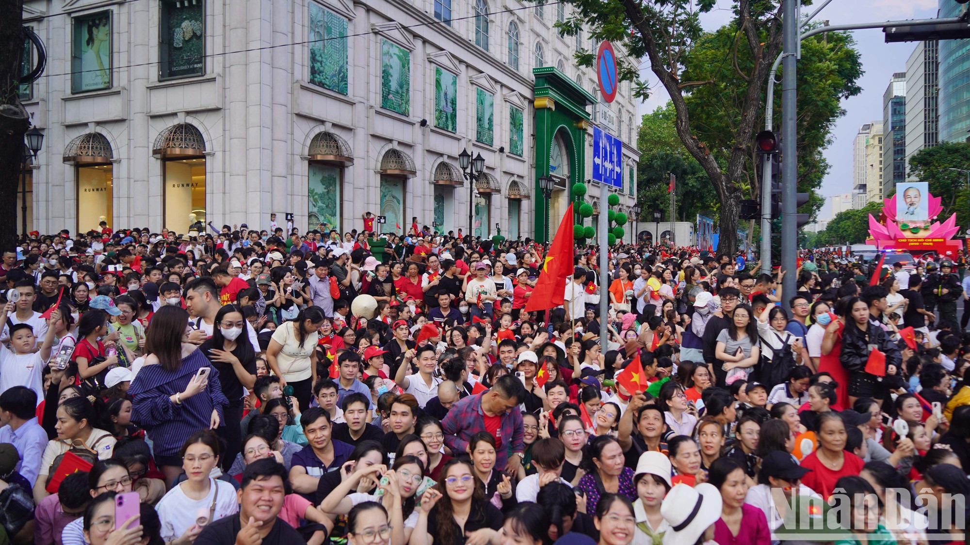 街道两旁,不时传来人们热切交谈的声音,一双双专注的目光与灿烂的笑容交相辉映····· 街道两旁,不时传来人们热切交谈的声音,一双双专注的目光与灿烂的笑容交相辉映·····