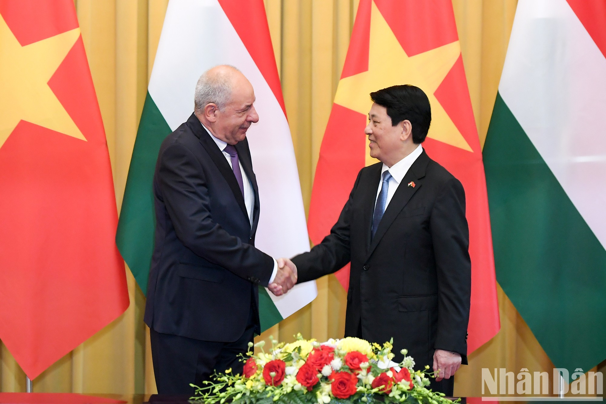 越南国家主席梁强与匈牙利总统舒尤克·道玛什。 越南国家主席梁强与匈牙利总统舒尤克·道玛什。