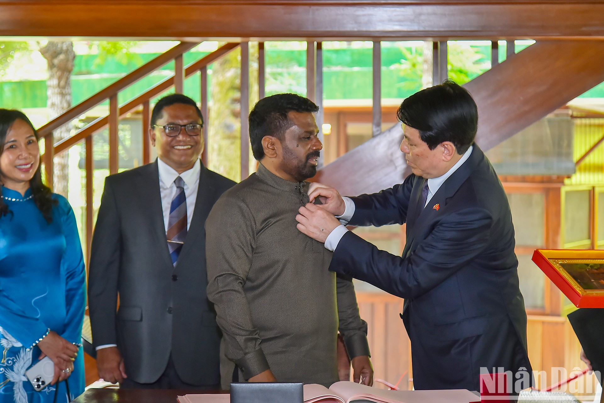 梁强主席向迪萨纳亚克总统佩戴胡伯伯徽章。 梁强主席向迪萨纳亚克总统佩戴胡伯伯徽章。