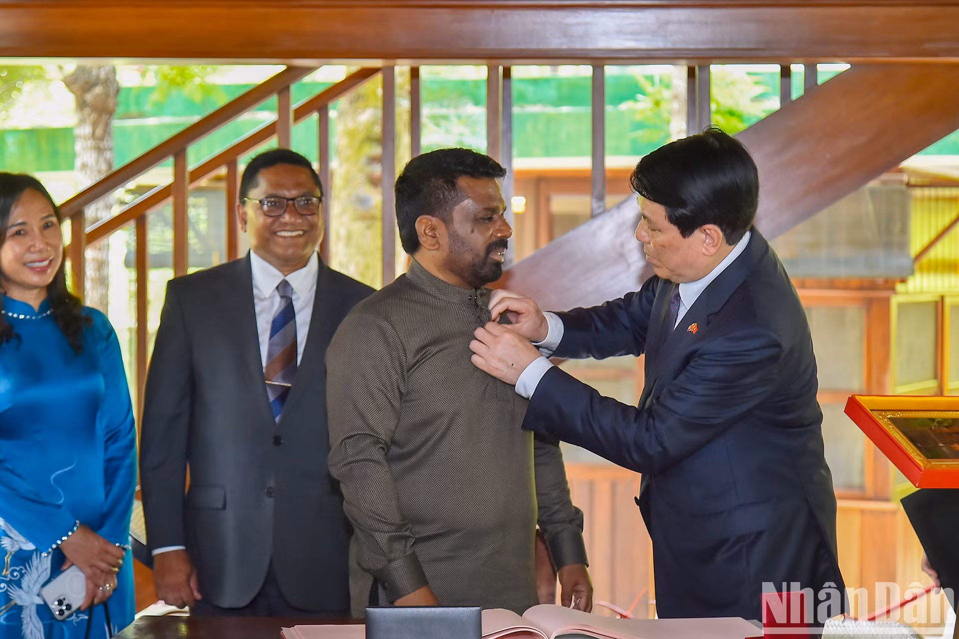 梁强主席向迪萨纳亚克总统佩戴胡伯伯徽章。