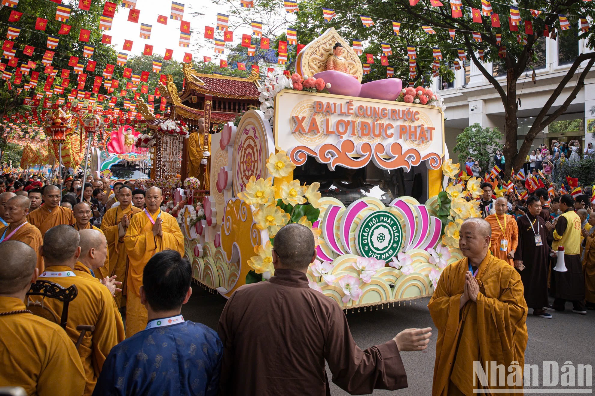 佛陀舍利恭迎车队缓缓驶入馆使寺。尽管现场聚集了大量佛教徒和民众,但大家都自觉维持秩序,未发生任何混乱,确保车队庄严顺利地驶入寺院。 佛陀舍利恭迎车队缓缓驶入馆使寺。尽管现场聚集了大量佛教徒和民众,但大家都自觉维持秩序,未发生任何混乱,确保车队庄严顺利地驶入寺院。