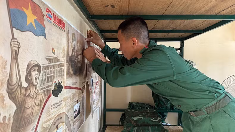 仔细地粘贴每一份刊物。