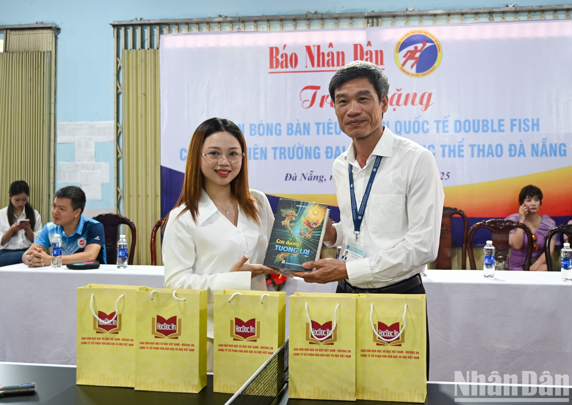 越南书籍知识文化股份公司代表向岘港体育大学赠送图书。