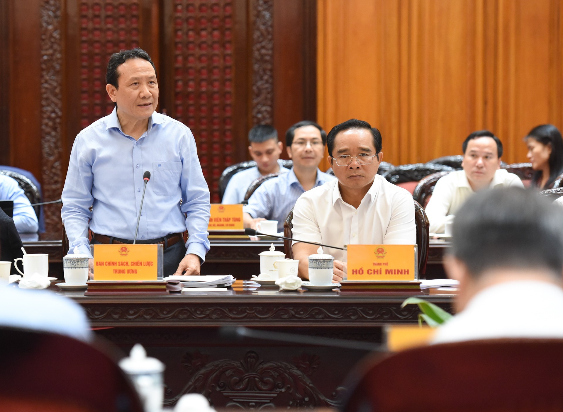 中央政策与战略委员会副主任阮鸿山发表讲话。