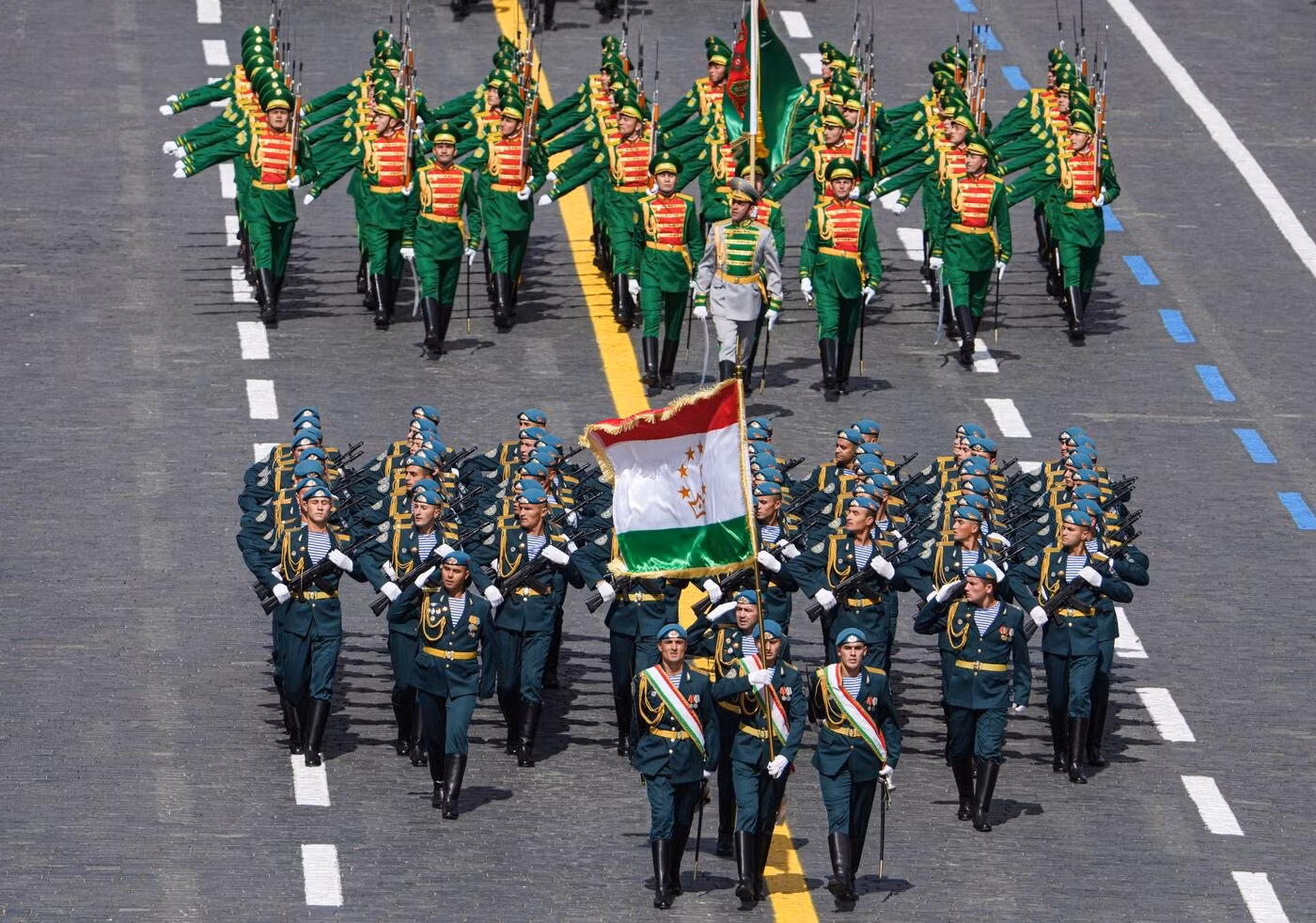 塔吉克斯坦和土库曼斯坦军人方阵。