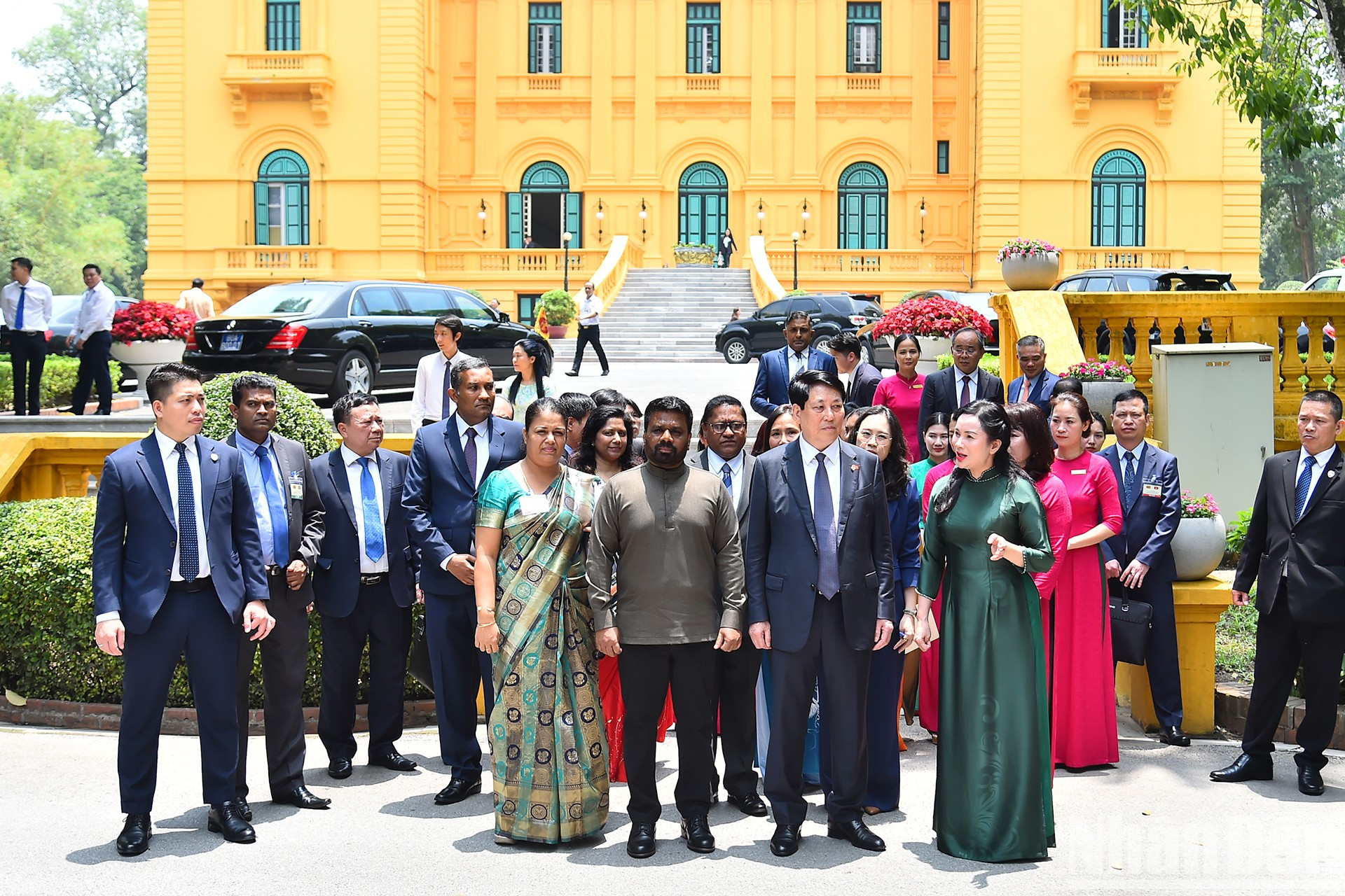 梁强主席与迪萨纳亚克总统聆听关于胡志明主席遗迹区的介绍。 梁强主席与迪萨纳亚克总统聆听关于胡志明主席遗迹区的介绍。