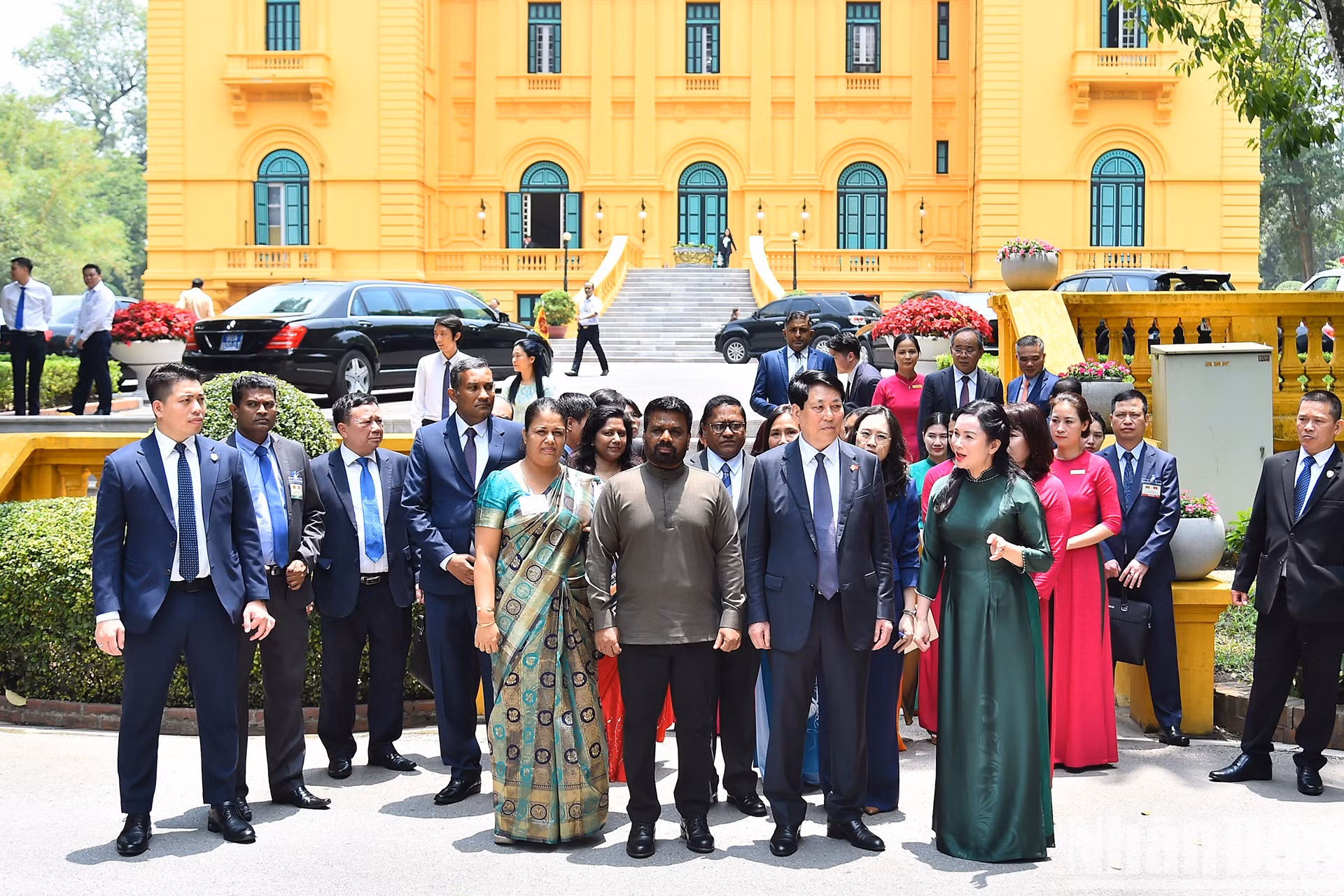 梁强主席与迪萨纳亚克总统聆听关于胡志明主席遗迹区的介绍。