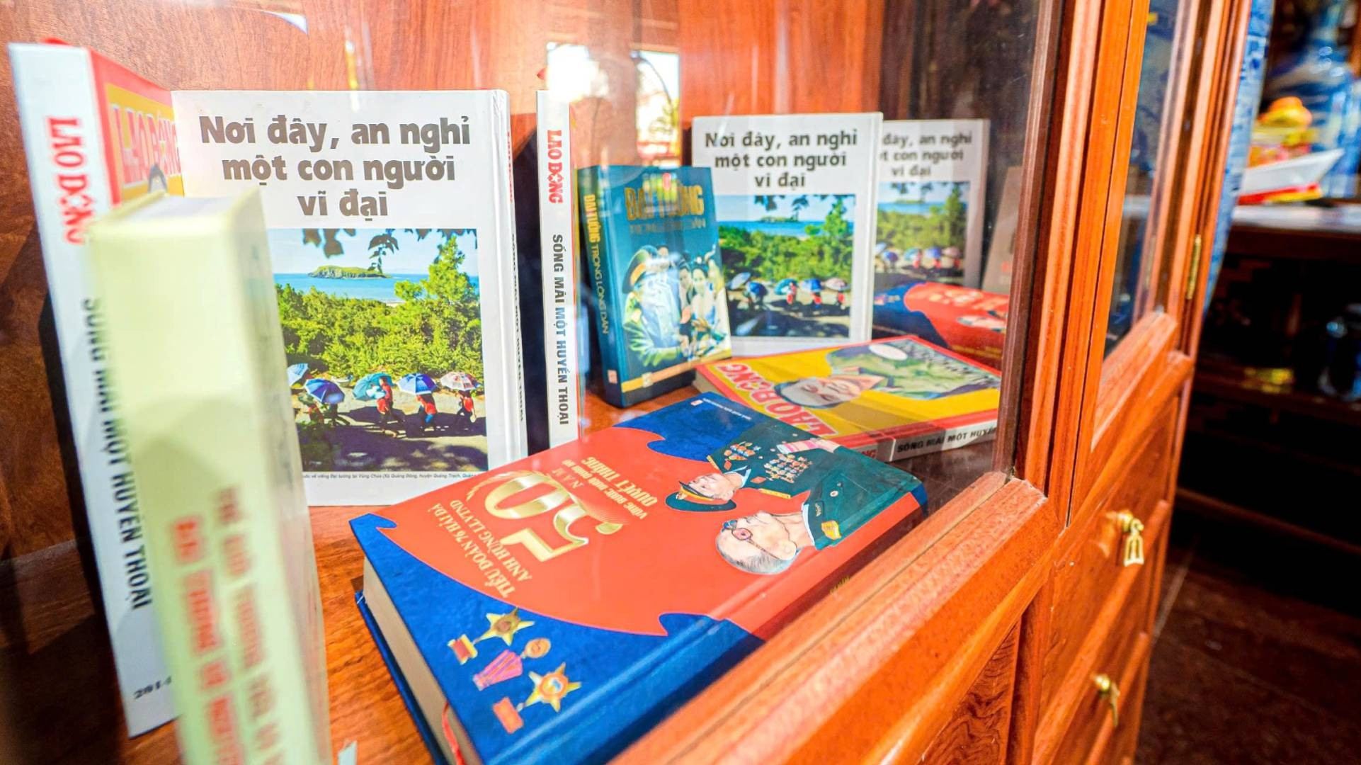 二楼空间是展示和保存与武元甲大将生平相关的纪念品、实物以及大量书报资料之地,生动展现了他为国家和家乡所作出的巨大贡献。 二楼空间是展示和保存与武元甲大将生平相关的纪念品、实物以及大量书报资料之地,生动展现了他为国家和家乡所作出的巨大贡献。