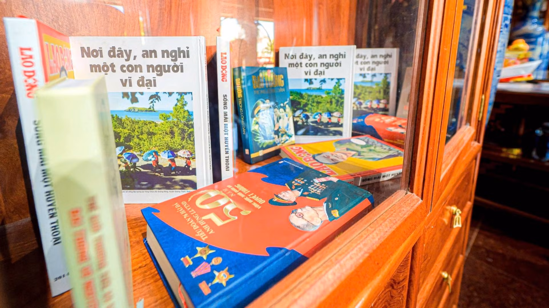 二楼空间是展示和保存与武元甲大将生平相关的纪念品、实物以及大量书报资料之地，生动展现了他为国家和家乡所作出的巨大贡献。