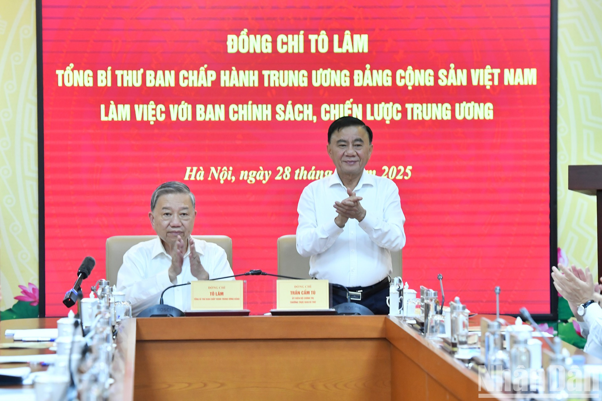 越共中央政治局委员、中央书记处常务书记陈锦秀共同主持会议。 越共中央政治局委员、中央书记处常务书记陈锦秀共同主持会议。