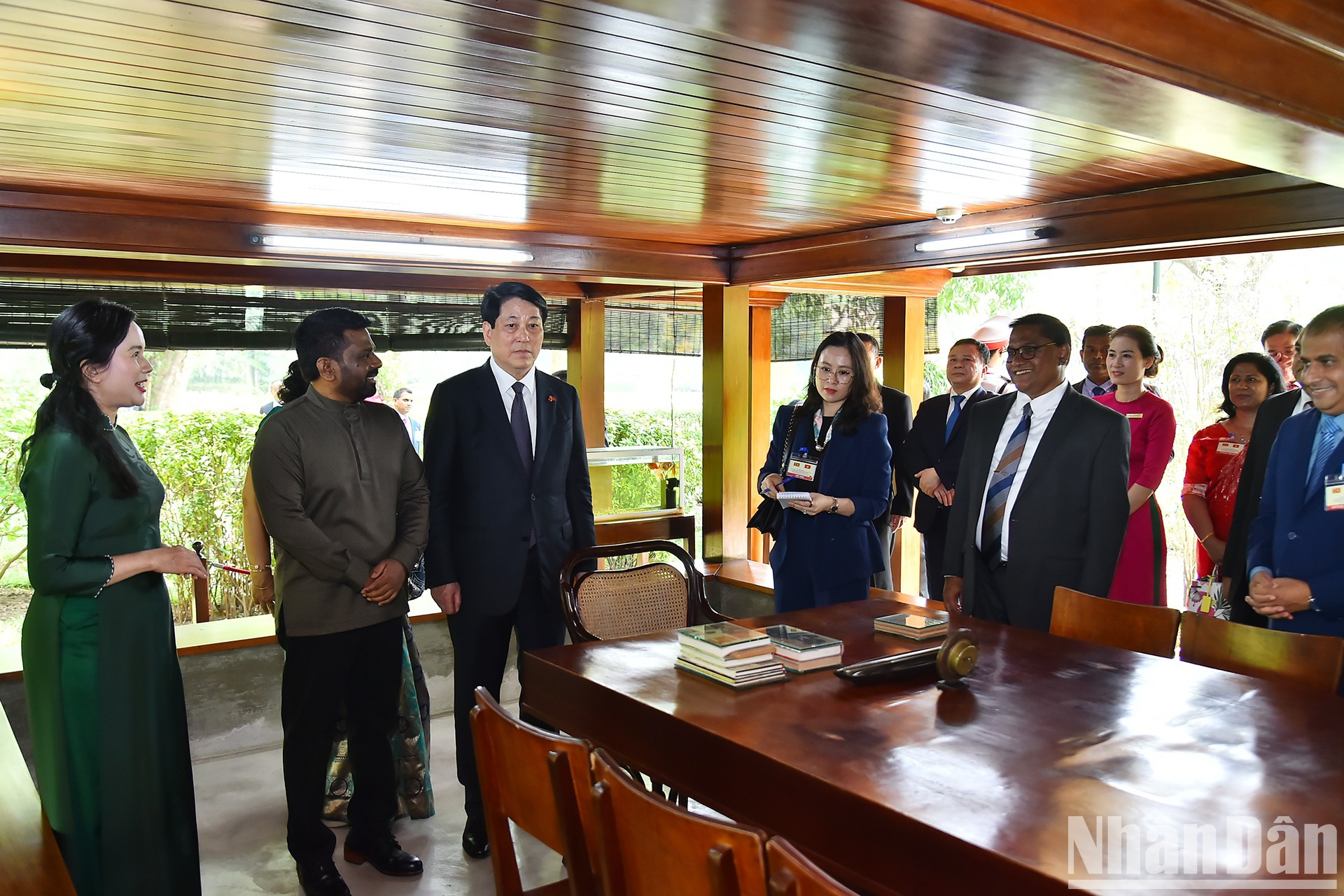 两位领导人听取关于胡志明主席的革命生涯的讲解。 两位领导人听取关于胡志明主席的革命生涯的讲解。