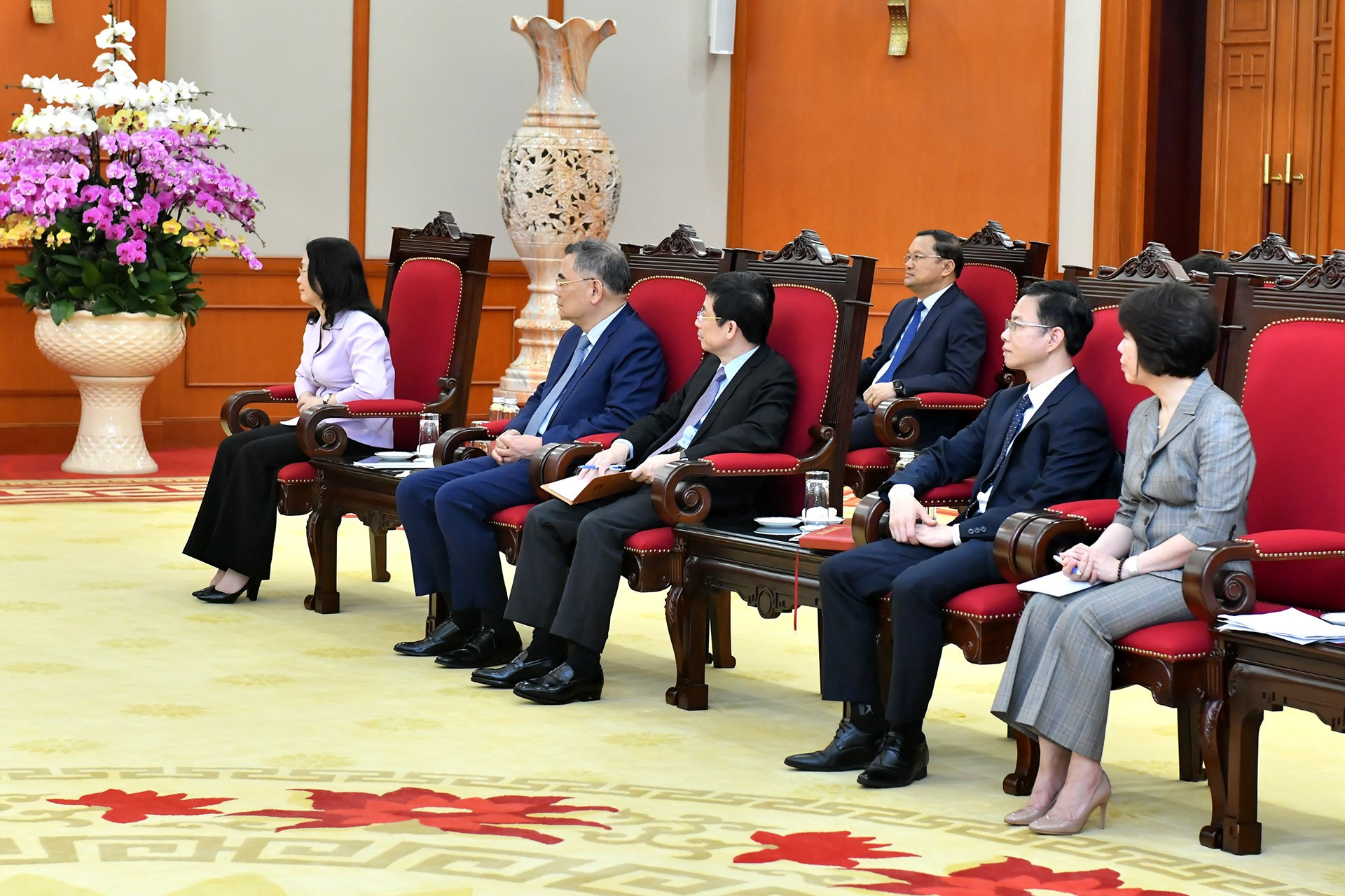 出席会见的越方代表。