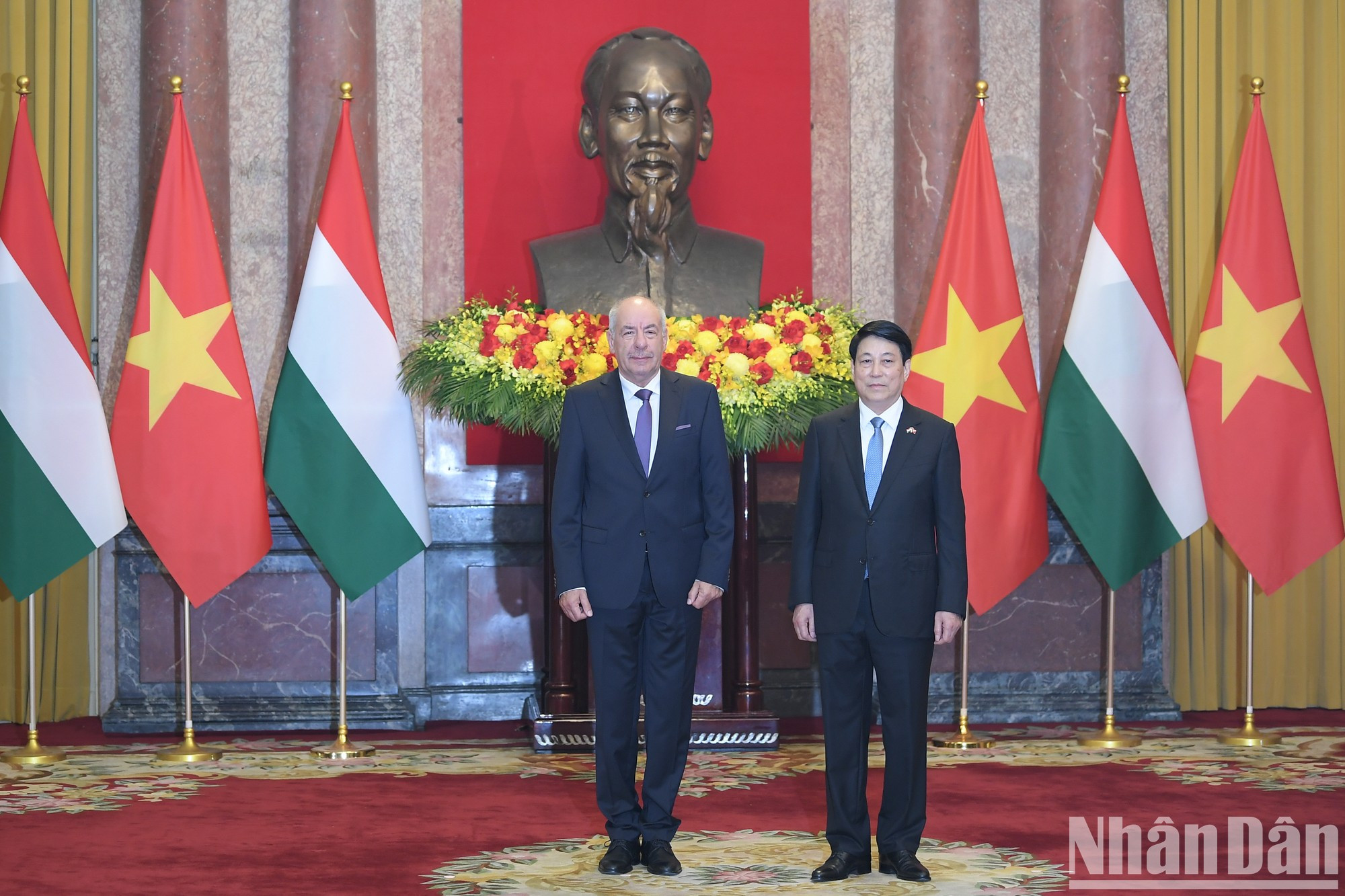 越南国家主席梁强与匈牙利总统舒尤克·道玛什合影。 越南国家主席梁强与匈牙利总统舒尤克·道玛什合影。