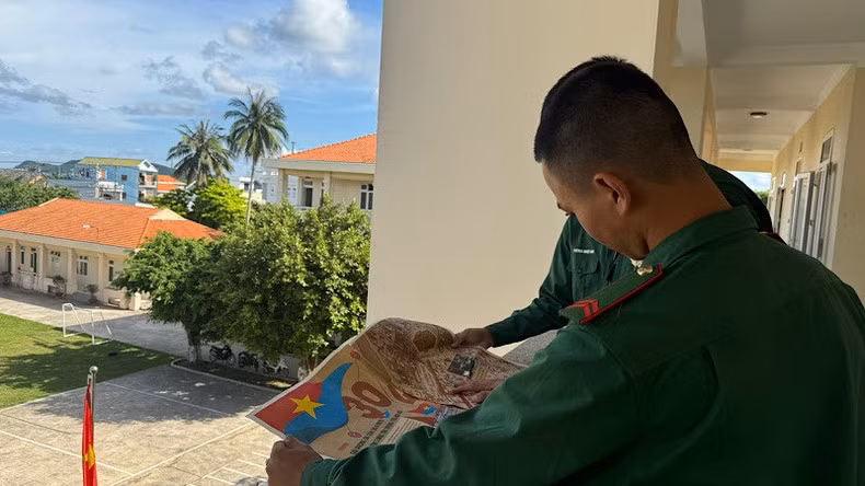 战士们在休息时抓紧时间阅读副刊。