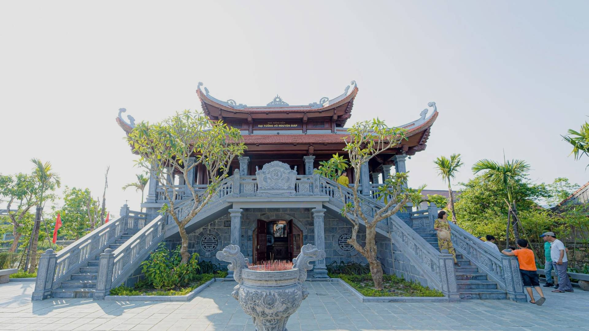 将纪念馆设计为两层结构也是为了有效应对丽水县每年经常发生的洪涝灾害。 将纪念馆设计为两层结构也是为了有效应对丽水县每年经常发生的洪涝灾害。