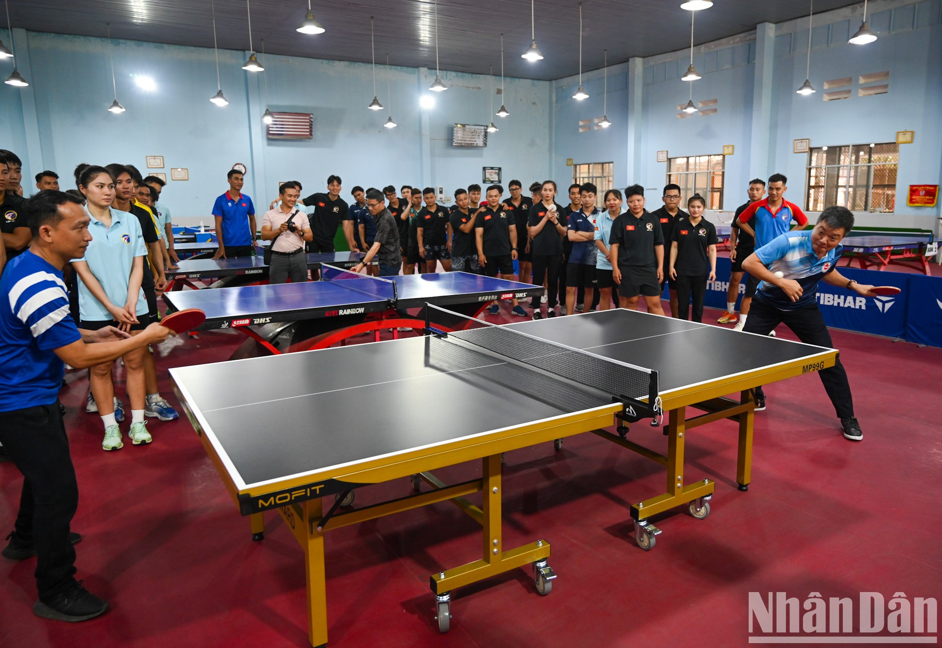 各位嘉宾参加乒乓球交流赛。