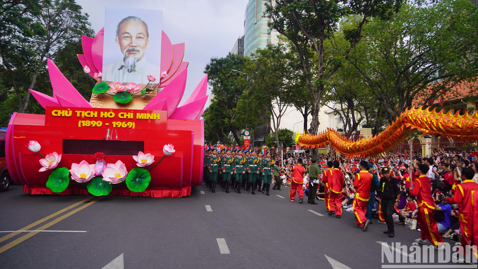 当天一早，市民们便纷纷聚集在黎筍大道沿线，满怀激动心情等待当天下午举行的阅兵与游行预演活动。