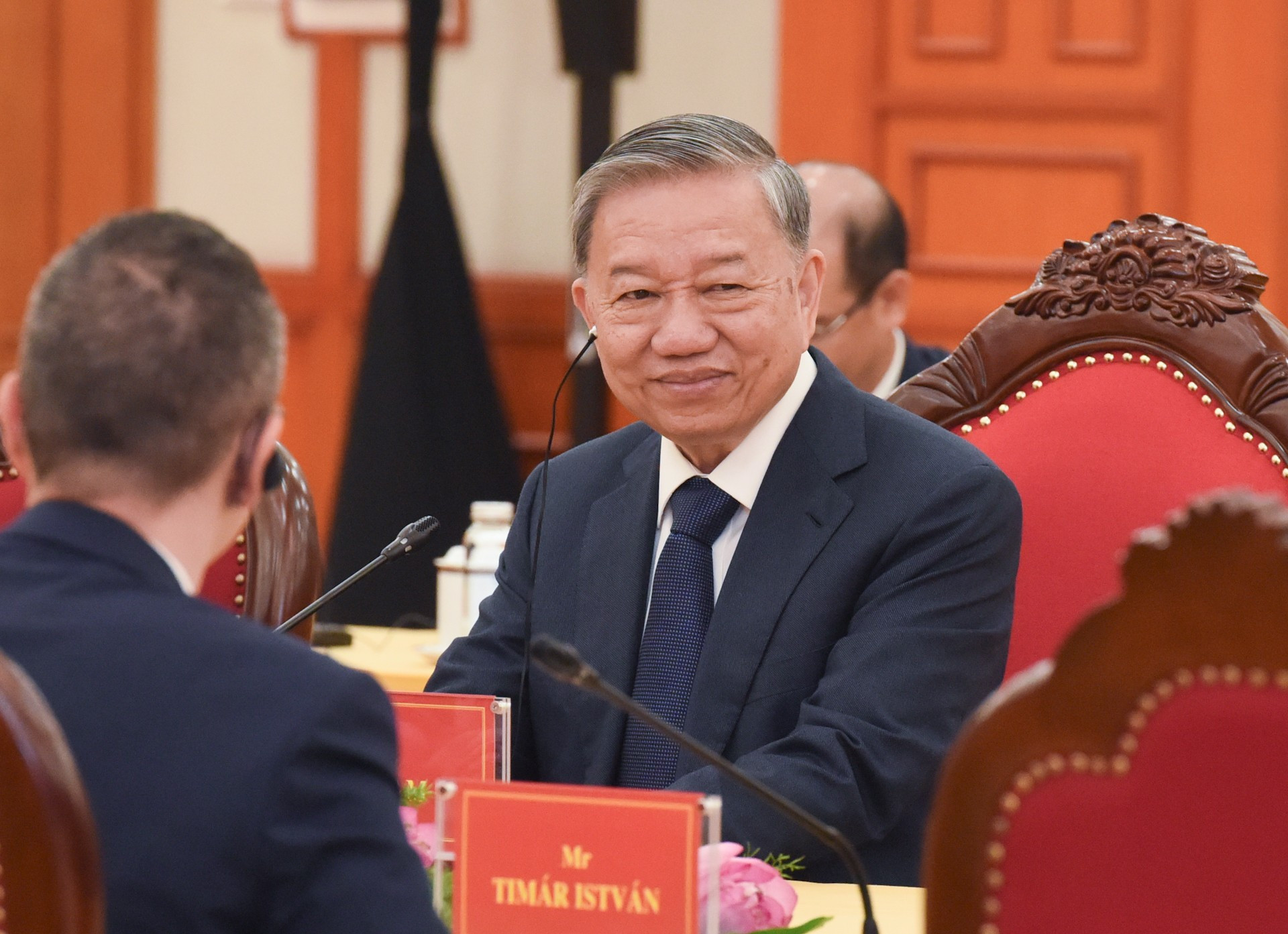 苏林总书记在会见中发表讲话。 苏林总书记在会见中发表讲话。