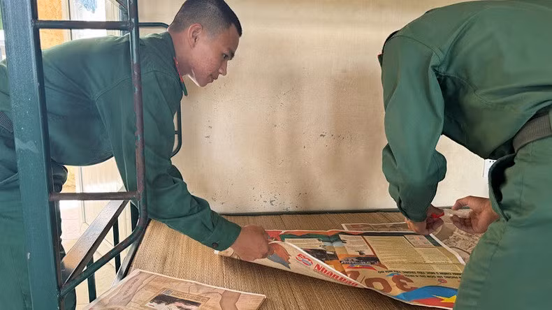 准备好各个环节，将副刊制作成墙上展示图。